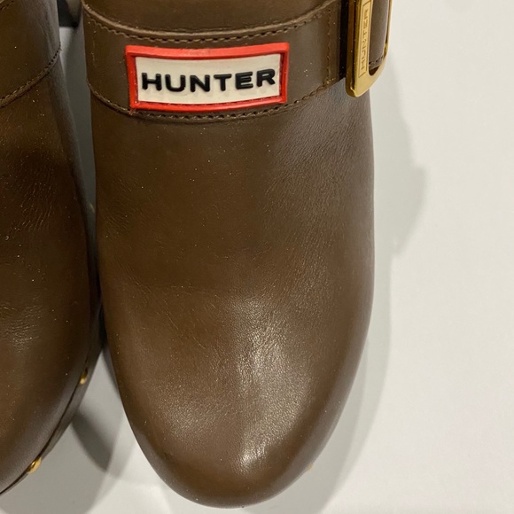 Hunter leather cognac women’s gold studded clogs - Picture 13 of 15